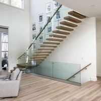 Massive hölzerne schwimmende gerade Treppe Modernes Design Kunden spezifisches Mono-Stringer-Stahl geländer für den Innenbereich Langlebiges Glas für Wohnungen