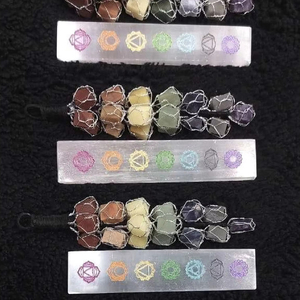 แท่งเซเลไนต์แกะสลักเจ็ดจักระคุณภาพสูงจากธรรมชาติ คริสตัลควอตซ์อัญมณีสำหรับบำบัดรักษา ขายส่ง - Product Image 1