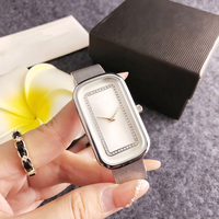 Permintaan Katalog Jam Tangan Wanita Desain Italia Kecil Segar, Berbahan Baja, Perhiasan, Jam Quartz, Kotak, Warna Emas