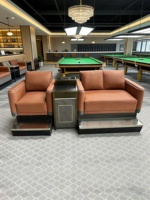 Ensemble canapé et table basse en cuir pour salles de billard, avec options de sièges simples ou doubles, idéal pour l'observation en lounge
