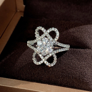 Anello di fidanzamento floreale scintillante per donna, elegante gioiello da dito alla moda - Product Image 6