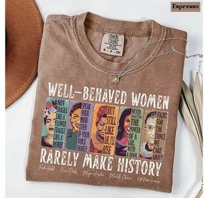 Camiseta Well Behaved Women Rarely Make History para mujer, manga corta, cuello redondo, 100% algodón, camiseta informal con estampado feminista - Product Image 1