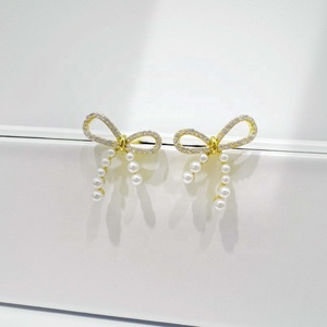 Pendientes personalizados de plata 925, plata de ley, sencillos, económicos, estilo coreano, para chicas, con perlas, circonitas, bonitos, de verano, chapados en oro, con lazo. - Product Image 2