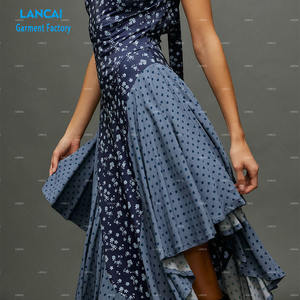 Robe midi pour femme sur mesure, fabrication douce, détails imprimés mixtes, col haut, fermeture à nouer, dos ouvert audacieux, décontractée - Product Image 2