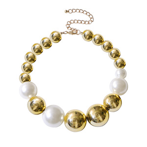 สร้อยคอลูกปัดทรงกลมสีทองและสีขาว รูปทรงลูกมุกเลียนแบบ เครื่องประดับสำหรับงานปาร์ตี้สำหรับผู้หญิง - Product Image 4