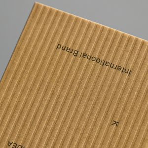 Etiqueta de cartón duro plegable de doble capa Leyenda de imagen personalizable Logotipo Textura de rayas verticales Etiqueta de marca de papel de gama alta - Product Image 5