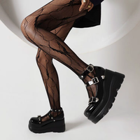 Sandales compensées à plateforme noires brillantes avec multiples boucles et accent cœur, chaussures punk à bout fermé pour femmes
