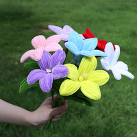 Bouquet de fleurs de lys artificielles DIY à tige unique et éternelle avec tiges torsadées, emballé en cadeau pour la Saint-Valentin et le Nouvel An