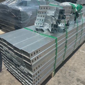 Plateau à câbles en acier galvanisé/peint en poudre sur mesure OEM, fond plein, pour câblage industriel avec connecteurs - Product Image 2