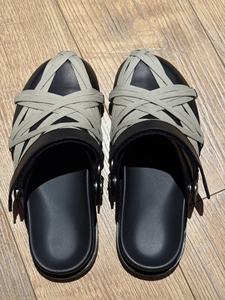 Vente en gros d'usine de pantoufles de créateurs de haute qualité, élégantes et adaptées aux hommes et aux femmes, sandales décontractées et respirantes - Product Image 3