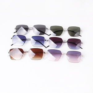Lunettes de soleil carrées ultra-légères STORY STY21013M avec monture en fil métallique, unisexes, verres dégradés gris, protection UV400, style classique en métal - Product Image 5
