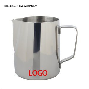 เหยือกนมสแตนเลส 304 สีดำเงิน สำหรับบาริสต้า ปากแหลม มีสเกลวัดปริมาณด้านใน ความจุ 600 มล. สำหรับทำลาเต้อาร์ต  พร้อมสกรีนโลโก้ได้ - Product Image 3