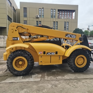 รถยกเทเลสโคปิค JCB 535 สีเหลือง ขับเคลื่อนสี่ล้อ พร้อมยางสำหรับใช้งานนอกถนน เครื่องยนต์ เกียร์ ปั๊ม รับน้ำหนักได้ 12000 กก. อุปกรณ์ก่อสร้าง - Product Image 1