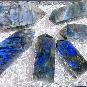 Torre de cristal de labradorita natural al por mayor tetraedro de labradorita grande para curación y decoración - Product Image 1