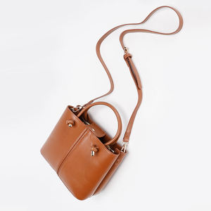 Bolso de Mano Resistente para Mujer Moderna, Diseño Elegante, Ligero, Espacioso y Confiable, Disponible para Pedidos al por Mayor - Product Image 1