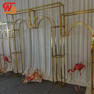 Elegante Fondo de Boda Dorado, Soporte de Acero Inoxidable en Forma de Arco con Camino de Mesa de Flores Rosadas y Sofá - Product Image 5