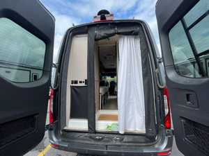 <span class=keywords><strong>Camping</strong></span>-<span class=keywords><strong>car</strong></span> de luxe d'occasion CHEAP USED 2020 WINNEBAGO BOLDT 70BL, Euro 5, 4-6 passagers, four à micro-ondes, sol en acrylique, blanc - Product Image 3
