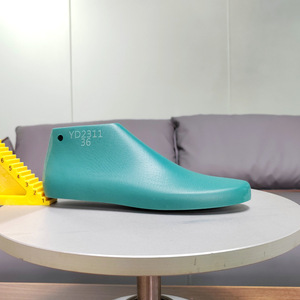 รองเท้าส้นเตี้ยแบบสวมสำหรับผู้หญิง รุ่น Last Wear Semi-Slip พลาสติกสีขาวเล็ก รุ่น Fallacy YD2311 - Product Image 3