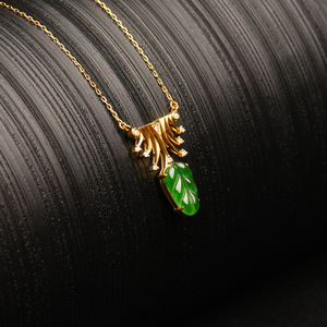Collar de oro natural auténtico de jadeíta feicui de grado A con colgante de hoja de la paz, cadena de oro, estilo de alta gama - Product Image 3