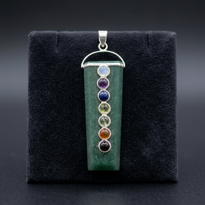 Pendentif rectangulaire sculpté en aventurine verte avec incrustation de pierres précieuses des sept chakras, cadre en argent, bijoux Feng Shui - Product Image 3