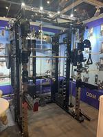 Support de squat de gymnastique tout-en-un multifonctionnel commercial de haute qualité Smith Machine avec câble croisé et barre de traction et pulldown
