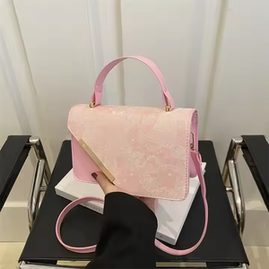 กระเป๋าถือสะพายไหล่ทรงวินเทจสำหรับผู้หญิง รุ่นใหม่ล่าสุดประจำฤดูหนาวปี 2025 ดีไซน์ทันสมัย ทำจากวัสดุ PU พร้อมซิปปิด  ตกแต่งด้วยลายปักรูปดาว  สไตล์สดใสและแฟชั่น - Product Image 3