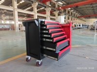 Coffre à outils mobile industriel rouge et noir à 7 niveaux avec tiroirs à glissière fluide, idéal pour les mécaniciens et l'entretien en usine