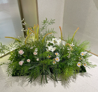 Nieuwe design groene blad bloemen kunstbloemen rij decoratie kunstmatige witte roos bloemstuk voor bruiloftdecoratie