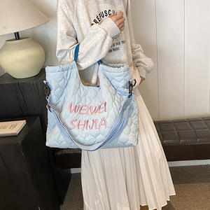 กระเป๋าสะพายแฟชั่นสีชมพูอ่อนปักลายควิลท์และตัวอักษร - Product Image 5