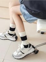 Chaussettes décontractées sportives rayées noir et blanc personnalisées pour femmes, idéales pour le quotidien, l'exercice, la détente à la maison et les cadeaux personnalisés