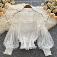 Chemisier court en dentelle pour femme, coupe ajustée, avec manches lanternes en maille transparente et empiècements floraux en relief