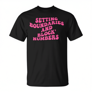 Camiseta con texto 'Estableciendo límites y bloqueando números' en negro y rosa - Product Image 3