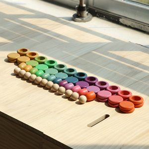 Permainan kayu Montessori Grapat <span class=keywords><strong>Nins</strong></span> dengan cincin boneka pasak koin permainan jenis tumpukan warna dengan nampan kayu Set permainan sensorik ujung terbuka untuk anak-anak