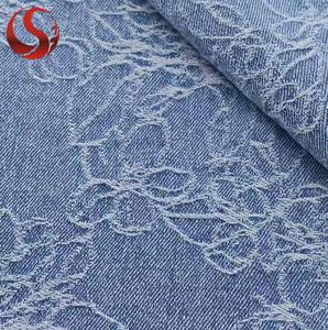 Прямые продажи с фабрики: Жаккардовая джинсовая ткань с крупным цветочным узором, окрашенная в массе, неэластичная, 80% хлопок, 20% полиэстер, ширина 180 см, 330 г/м², в упаковке. - Product Image 2