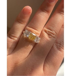 Bague de fiançailles en or massif 14 carats avec trois diamants de laboratoire jaunes taille coussin 2 carats, sur mesure, pour mariage, certifiée - Product Image 1