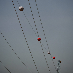 Luce diurna sferica 24 ''<span class=keywords><strong>ACSS</strong></span>/ACCR 500KV linea elettrica bianco/rosso/arancione aereo sfera di avvertimento con aste di armatura - Product Image 1