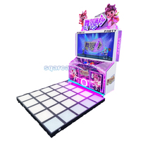 Machine de jeu de danse d'arcade avec musique activée par la danse, scène de fête de parc d'attractions