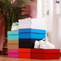 Boîte de rangement de chaussures en papier portable imprimée personnalisée pliable et écologique avec logo en relief pour l'organisation de chaussures pour hommes et femmes