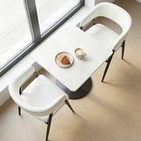 Mobilier de style simple pour pâtisserie et café, tables blanches sur mesure et tabourets rembourrés