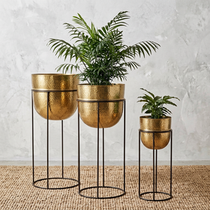 Juego de Maceteros de Metal Dorado Martillado con Patas de Hierro Negro, Elegantes Soportes Decorativos para Macetas, Modernos y Lujosos Soportes para Plantas de Interior - Product Image 1