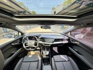<span class=keywords><strong>Audi</strong></span> Q4 E-tron 40 SUV électrique d'occasion 2024, longue autonomie, version premium, prêt à l'exportation, gris sur noir - Product Image 4