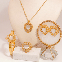 Ensemble de bijoux en acier inoxydable plaqué or, personnalisé, classique, avec strass, pour femmes, idéal pour les cadeaux de vacances, vente en gros à Guangzhou