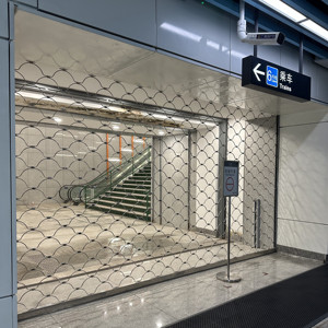 Entrepôt 304S Portes de sécurité roulantes automatiques en acier inoxydable <span class=keywords><strong>Porte</strong></span> à obturateur coulissant ouvert Sécurité extérieure de la façade de magasin - Product Image 2