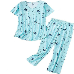Pyjamas à imprimé animal mignon pour femmes avec des rayures de guépard et de tigre pour un style audacieux et ludique pour l'heure du coucher - Product Image 1