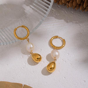 Boucles d'oreilles créoles pendantes en acier inoxydable plaqué or 18 carats avec perles baroques en forme de goutte d'<span class=keywords><strong>eau</strong></span> pour femme – Élégantes Aretes - Product Image 5