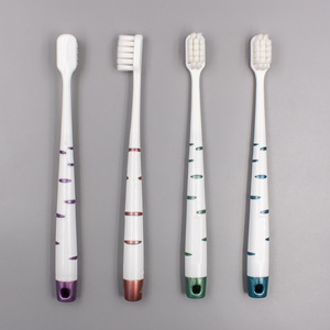 Brosse à dents à poils doux 18,9 cm en nylon, manuelle, pour usage domestique, nettoyage en profondeur pour adultes - Product Image 1