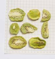 Vente en gros de tranches de kiwi croquantes lyophilisées sans additif Marque privée Chinois Prix bon marché Fournisseur de kiwis lyophilisés