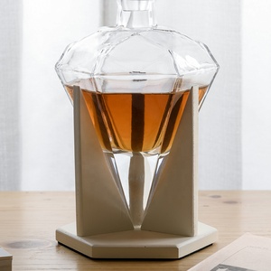 Carafe à <span class=keywords><strong>whisky</strong></span> en verre NOVARE de style américain en forme de diamant unique de 25 oz avec support en bois - Product Image 2