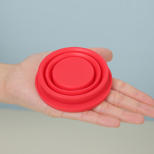 Bouchon de bouteille d'eau pliable en silicone rouge, portable, pour les voyages et les activités de plein air - Product Image 1