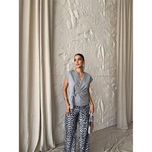 เสื้อเบลาส์ผู้หญิงสีเทา แขนกุด แต่งผูกข้าง ปักลายระบาย สำหรับงานทางการ งานปาร์ตี้ ไซส์ XL ทรงหลวม ผ้าไหมชีฟอง ผ้าป๊อปลิน ผ้าลินิน - Product Image 1